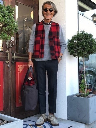 Какие ботинки дезерты носить с голубым свитером с круглым вырезом