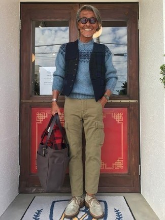 Какие ботинки дезерты носить с голубым свитером с круглым вырезом