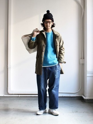 Какие джинсы носить с голубым свитером с круглым вырезом мужчине