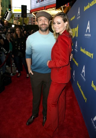 С чем носить голубой свитер с круглым вырезом мужчине