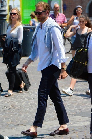 С чем носить голубой свитер с круглым вырезом мужчине