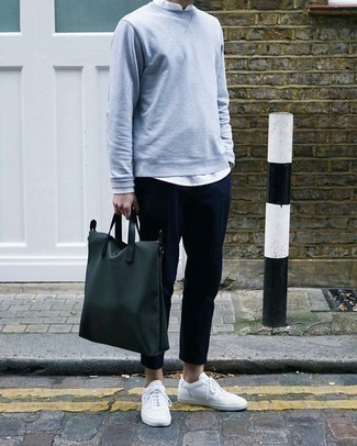 С чем носить голубой свитер с круглым вырезом мужчине