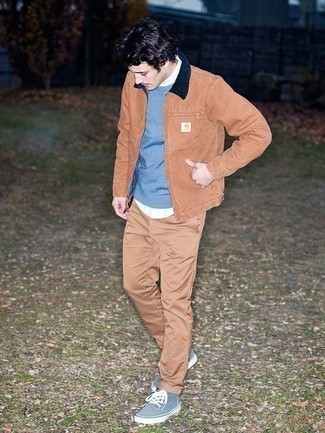 С чем носить голубой свитер с круглым вырезом мужчине