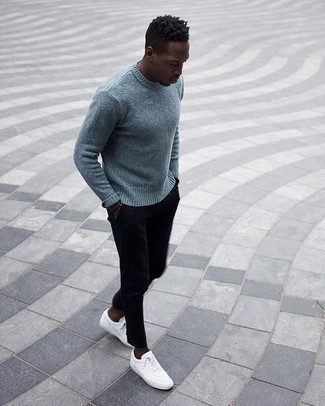 С чем носить голубой свитер с круглым вырезом мужчине