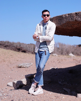 С чем носить голубой свитер с круглым вырезом мужчине