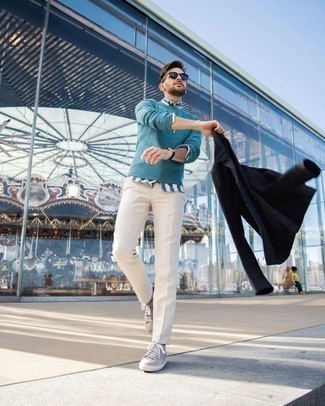 С чем носить голубой свитер с круглым вырезом мужчине