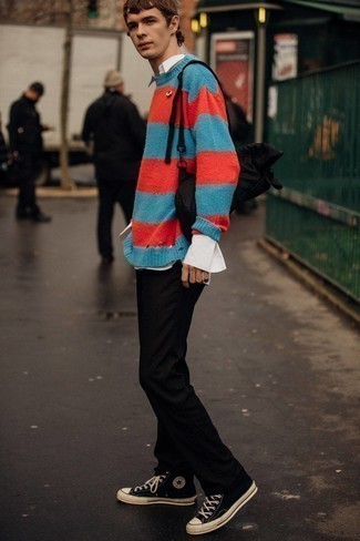 С чем носить голубой свитер с круглым вырезом мужчине