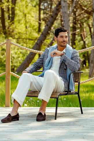 С чем носить голубой свитер с круглым вырезом мужчине