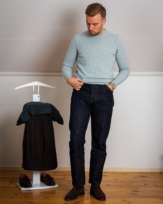 С чем носить голубой свитер с круглым вырезом мужчине