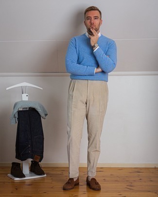 С чем носить голубой свитер с круглым вырезом мужчине