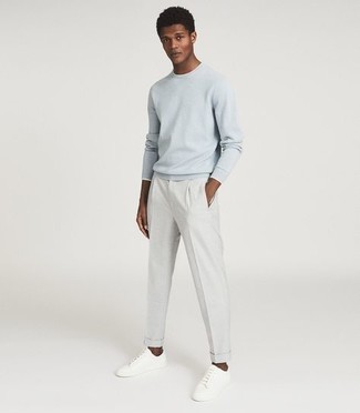 Какие низкие кеды носить с голубым свитером с круглым вырезом мужчине