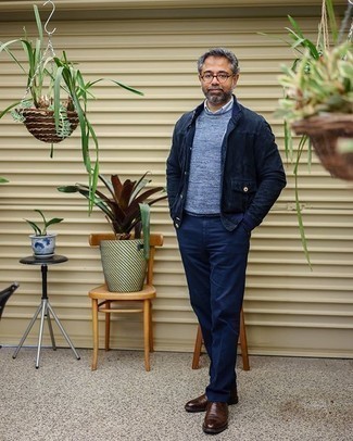 Как носить голубой свитер с круглым вырезом с темно-синими брюками чинос