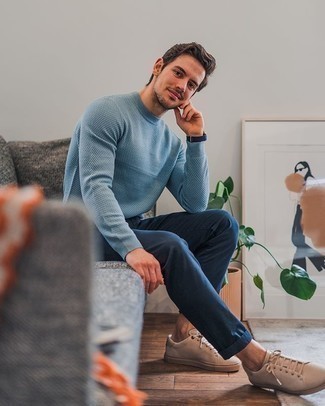 Как носить голубой свитер с круглым вырезом с темно-синими брюками чинос