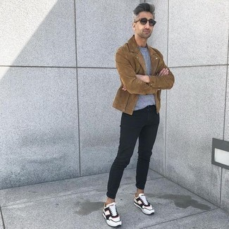 Какие косухи носить с голубой футболкой с круглым вырезом мужчине