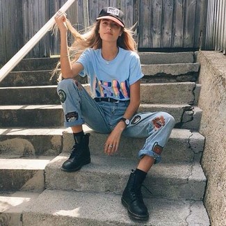 С чем носить голубую футболку с круглым вырезом женщине