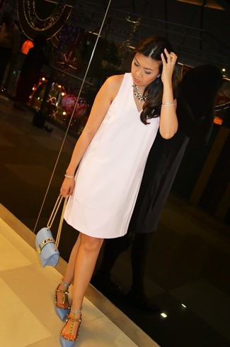 С чем носить голубую сумку через плечо