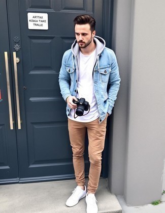 Какие кроссовки носить с голубой джинсовой курткой мужчине