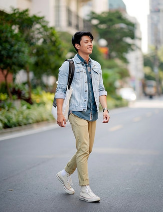 Какие брюки чинос носить с голубой джинсовой курткой