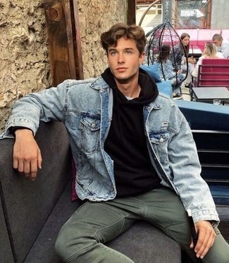 Как носить голубую джинсовую куртку с темно-зелеными брюками карго