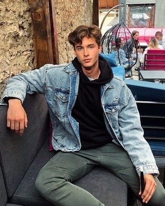 Как носить голубую джинсовую куртку с темно-зелеными джинсами мужчине