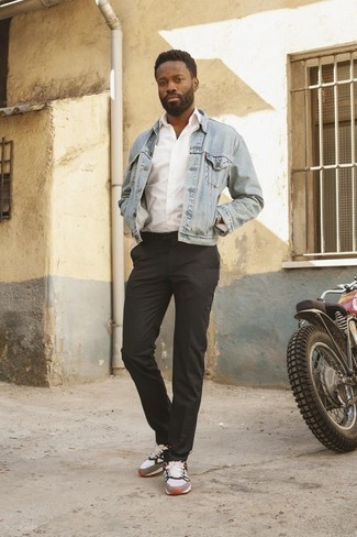 Какие классические брюки носить с голубой джинсовой курткой мужчине