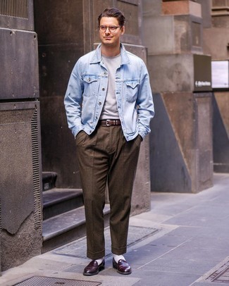 Какие классические брюки носить с голубой джинсовой курткой мужчине