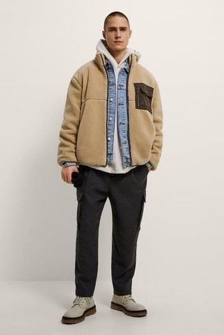 Как носить голубую джинсовую куртку с серыми брюками карго