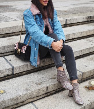 Какие джинсы носить с голубой джинсовой курткой женщине