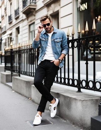 С чем носить голубую джинсовую куртку мужчине