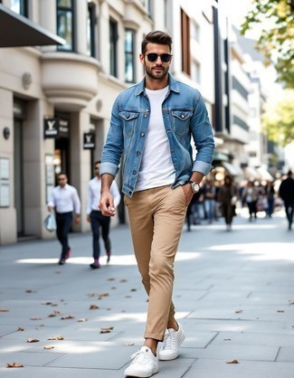 С чем носить голубую джинсовую куртку мужчине