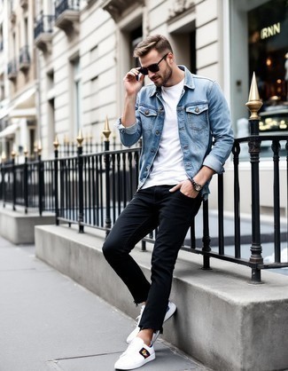 С чем носить голубую джинсовую куртку мужчине