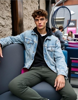 С чем носить голубую джинсовую куртку мужчине