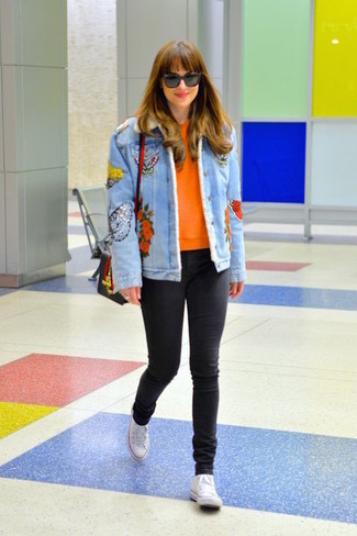 С чем носить голубую джинсовую куртку женщине