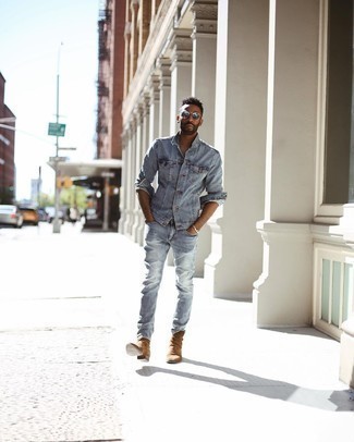 Как носить голубую джинсовую куртку с голубыми рваными джинсами мужчине