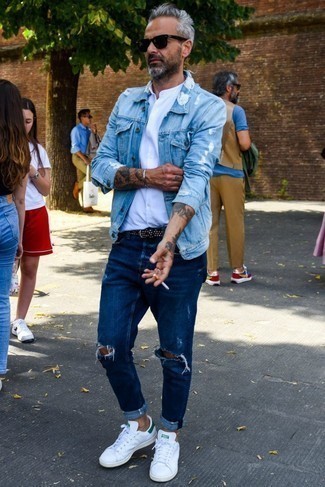 Как носить голубую джинсовую куртку с темно-синими рваными джинсами мужчине