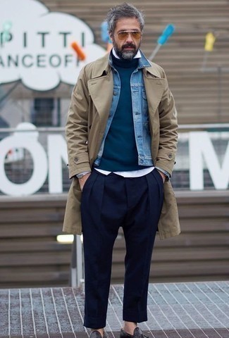 Какие плащи носить с голубой джинсовой курткой мужчине