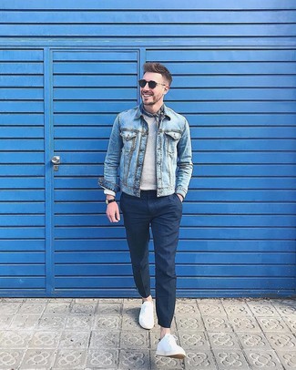 Как носить голубую джинсовую куртку с белыми низкими кедами мужчине