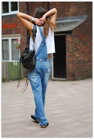 С чем носить голубые джинсовые комбинезон