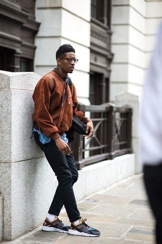 Как носить голубую джинсовую рубашку с коричневым бомбером мужчине