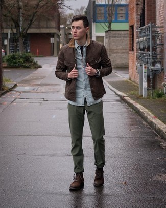 Какие повседневные ботинки носить с голубой джинсовой рубашкой мужчине