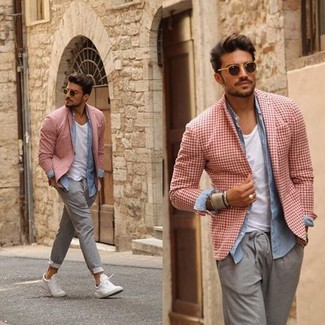 Как носить голубую джинсовую рубашку с серыми брюками чинос