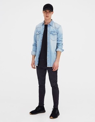 Как носить голубую джинсовую рубашку с серыми джинсами мужчине