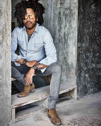 Как носить голубую джинсовую рубашку с серыми джинсами мужчине