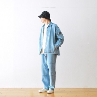 Как носить голубую джинсовую куртку-рубашку с голубыми джинсами мужчине