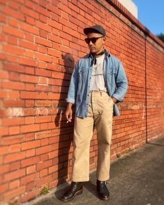 С чем носить голубую джинсовую рубашку мужчине