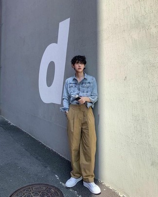 С чем носить голубую джинсовую рубашку мужчине