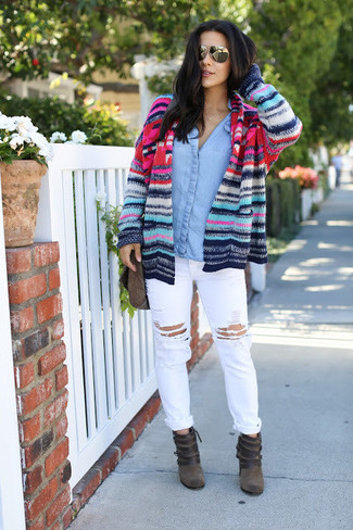 С чем носить голубую джинсовую рубашку женщине