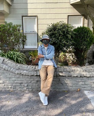 С чем носить голубую джинсовую рубашку мужчине