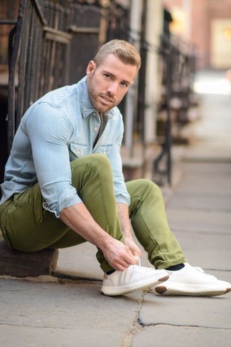 Как носить голубую джинсовую рубашку с оливковыми брюками карго