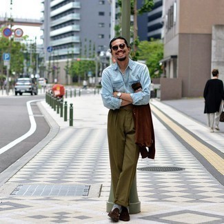 Как носить голубую джинсовую рубашку с оливковыми брюками чинос
